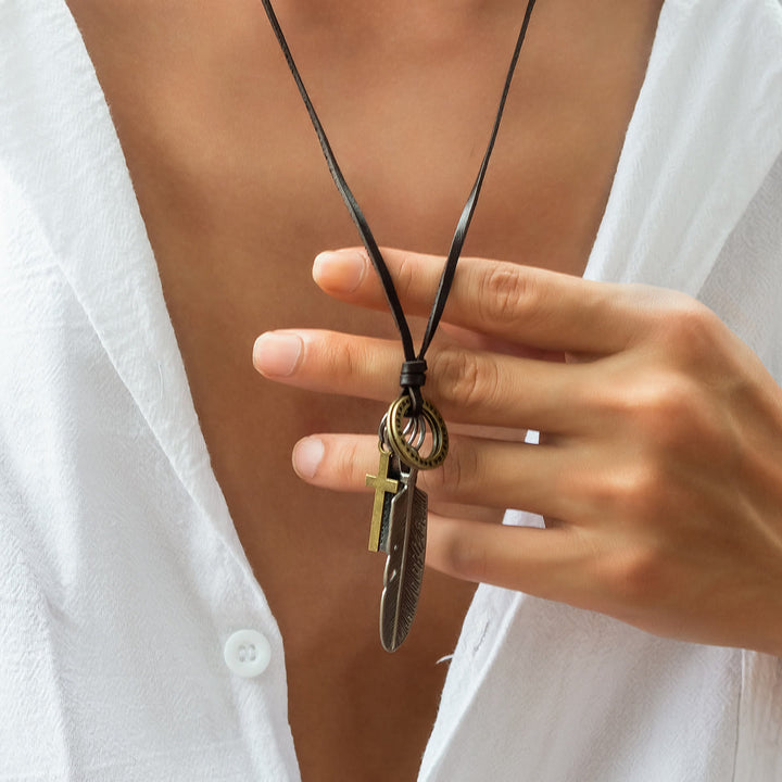 Christianartworkshop Collier en cuir avec pendentif croix plume - Cuir - image 0