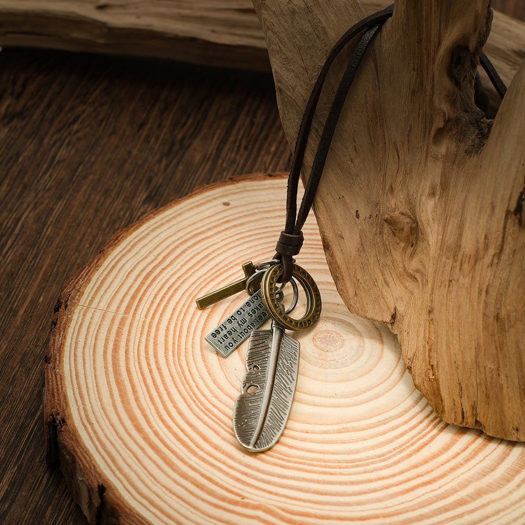 Christianartworkshop Collier en cuir avec pendentif croix plume - image 1