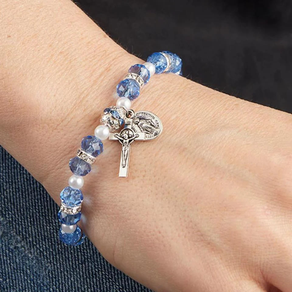 Bracelet extensible en perles de cristal avec crucifix et médaille miraculeuse - image 1