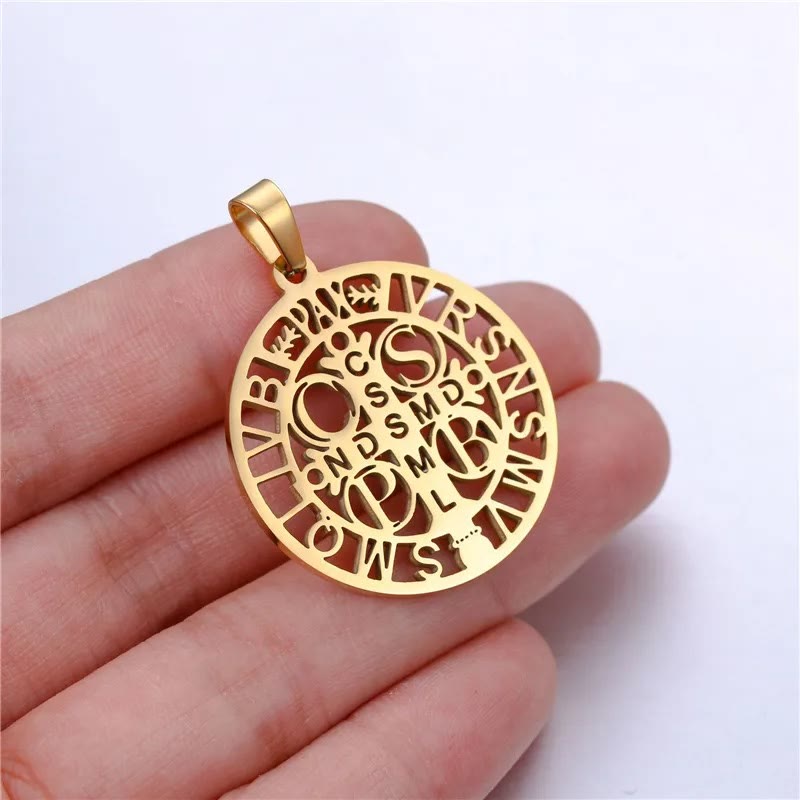 Christianartworkshop Collier pendentif ajouré avec symbole de saint Benoît - image 7