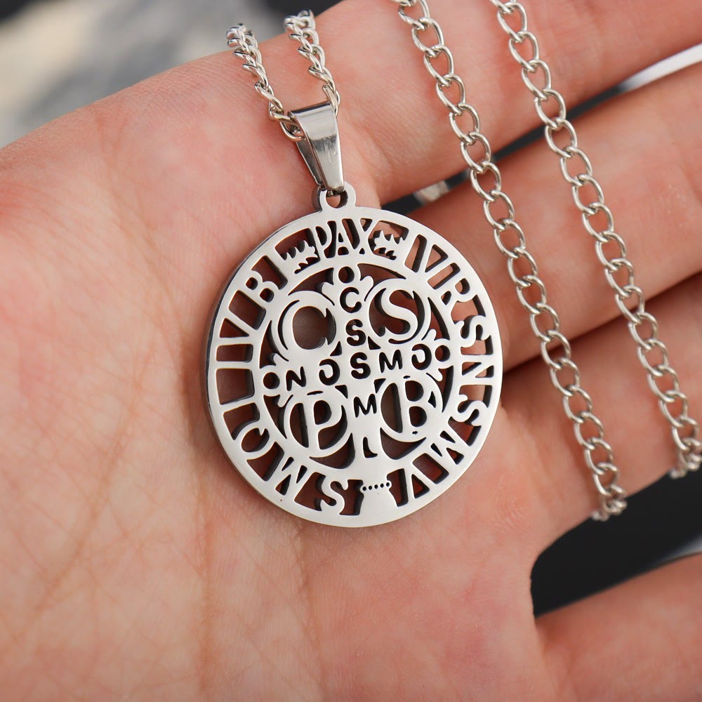 Christianartworkshop Collier pendentif ajouré avec symbole de saint Benoît - image 8