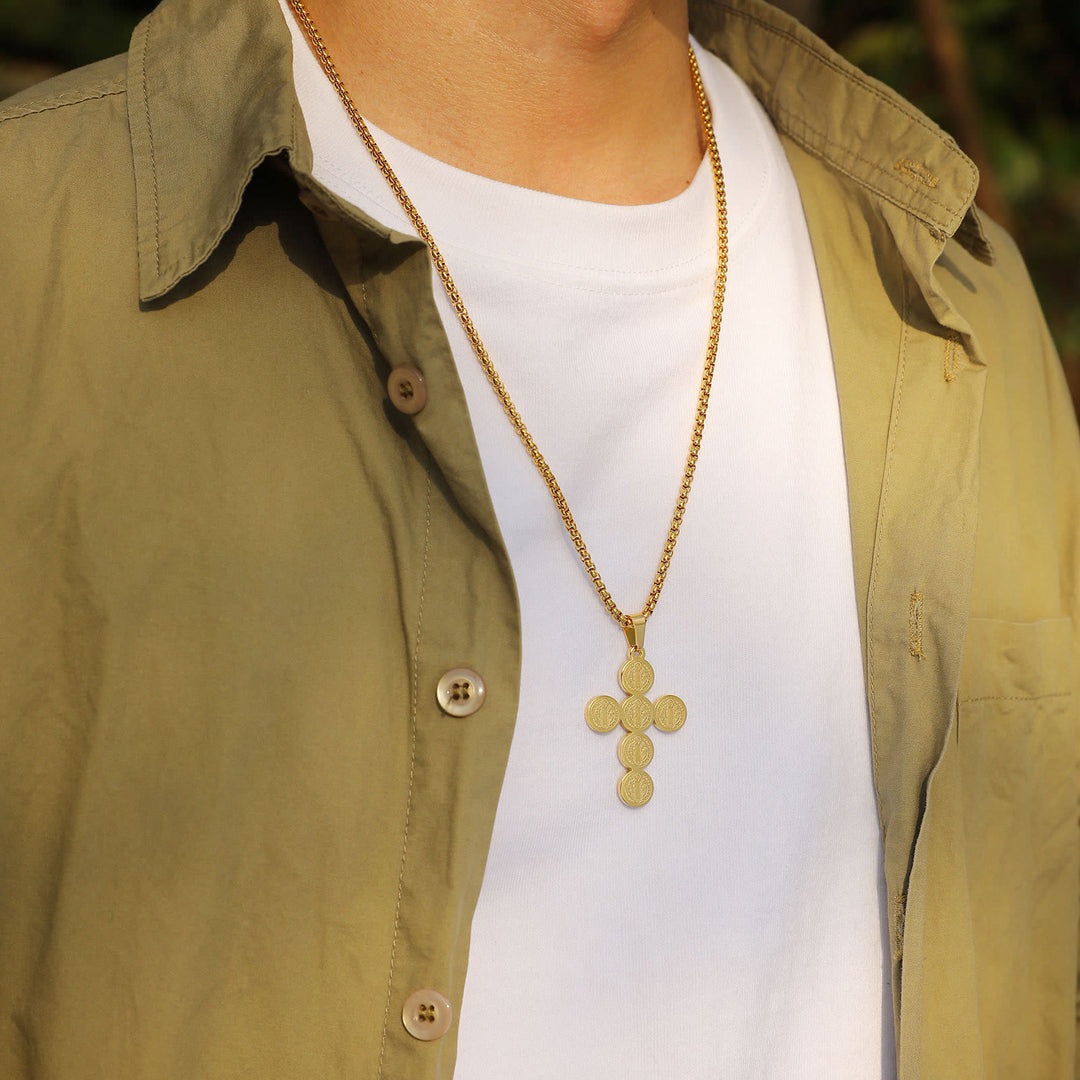 Collier pendentif rond en or avec croix de Saint-Benoît - image 3