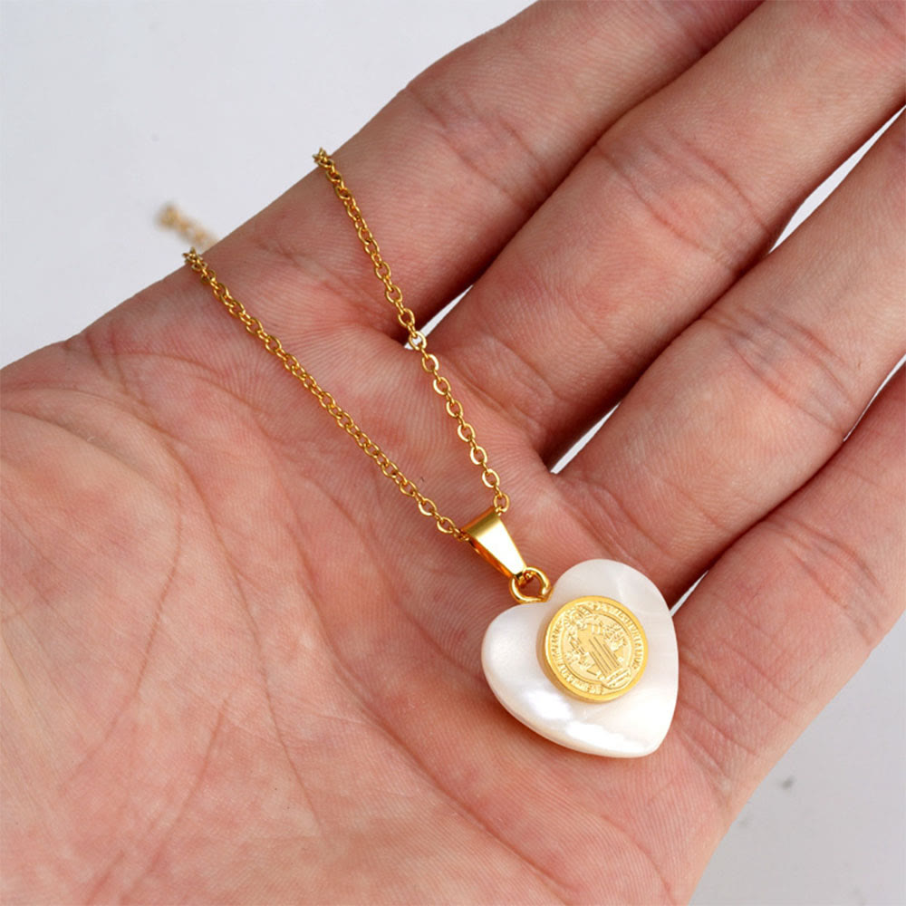 Christianartworkshop Collier avec médaille de Saint Benoît, cœur et coquillage - image 1