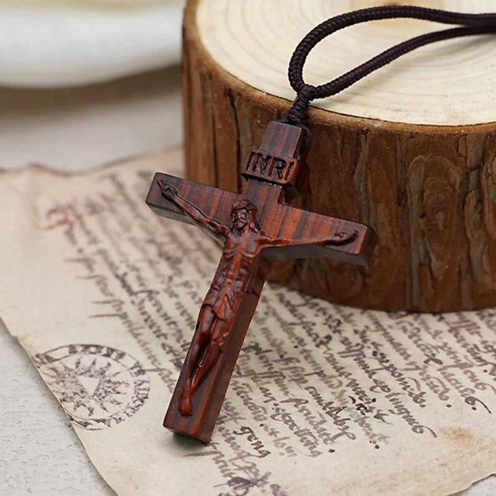 Christianartworkshop LA FOI COMME ARMURE : Collier en bois avec crucifix de Jésus - image 5