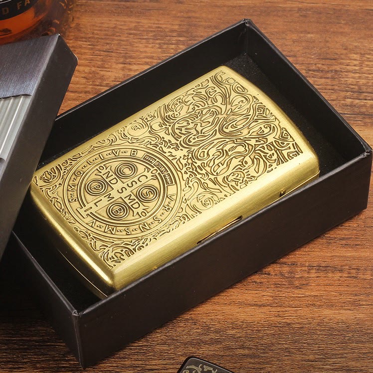 Étui à cigarettes en métal avec médaillon de la croix de Saint Benoît - image 1