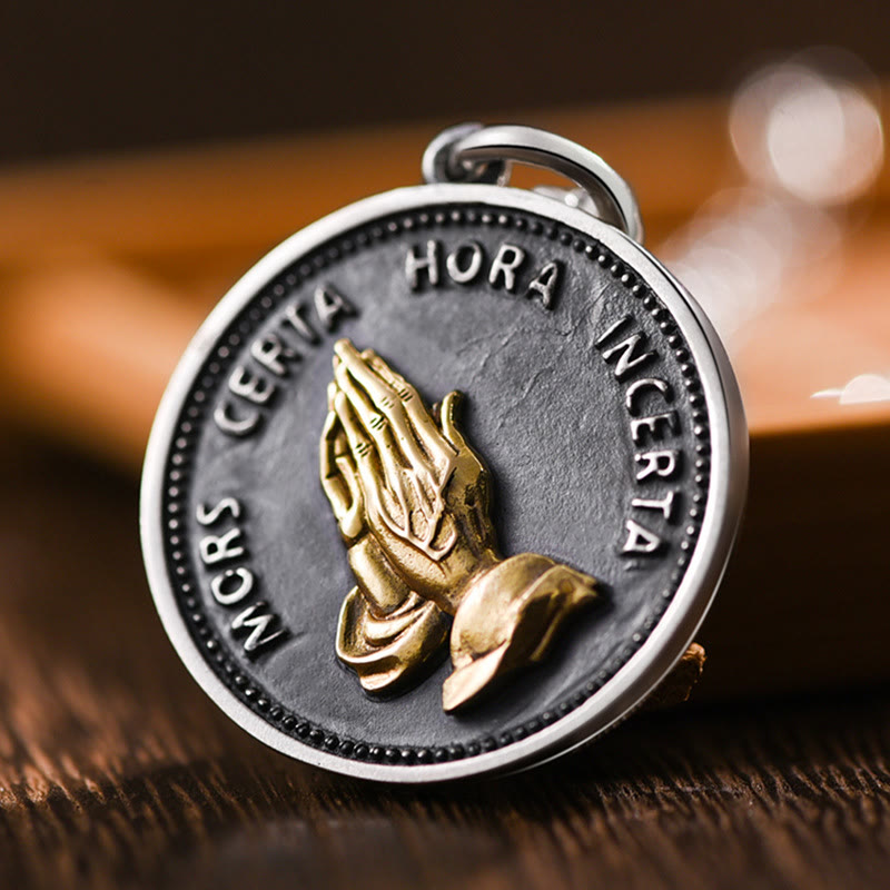 Christianartworkshop Collier pendentif rétro en forme de pièce de monnaie représentant des mains en prière - Mains en prière - image 0