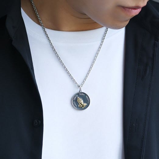 Christianartworkshop Collier pendentif rétro en forme de pièce de monnaie représentant des mains en prière - image 6