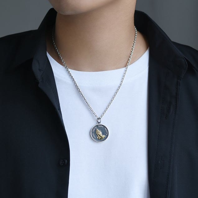 Christianartworkshop Collier pendentif rétro en forme de pièce de monnaie représentant des mains en prière - image 7