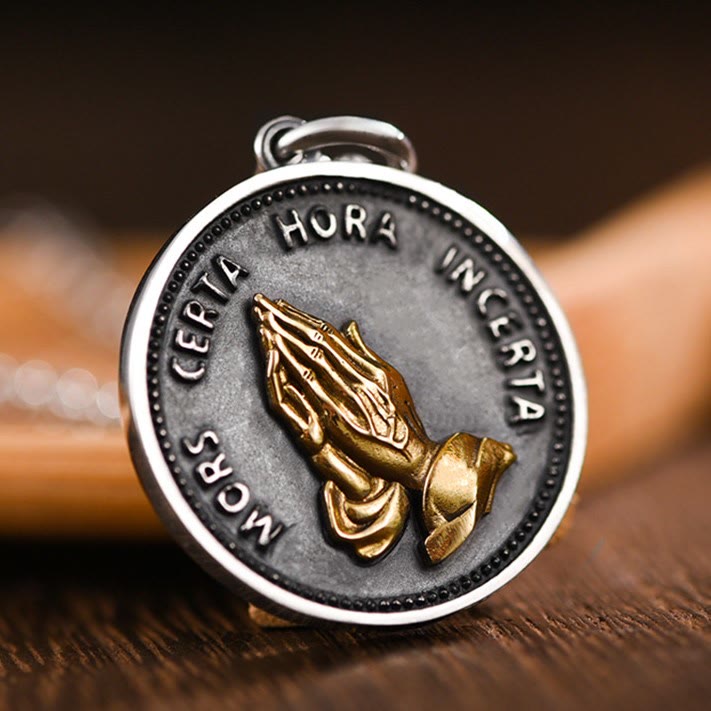 Christianartworkshop Collier pendentif rétro en forme de pièce de monnaie représentant des mains en prière - image 8