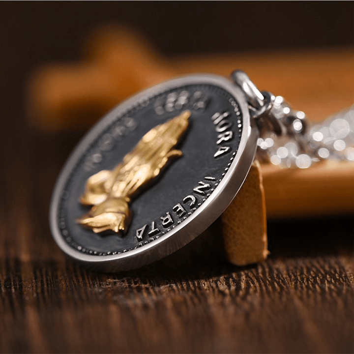 Christianartworkshop Collier pendentif rétro en forme de pièce de monnaie représentant des mains en prière - image 3