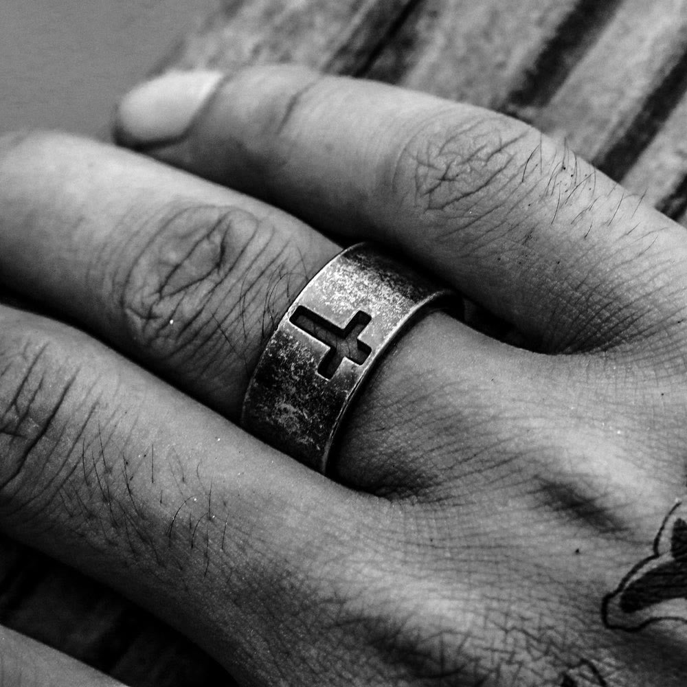 Bague croix Christianartworkshop en acier inoxydable style punk antique - image 8