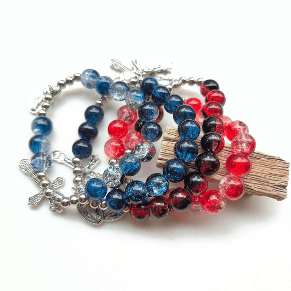 Bracelet en verre bicolore avec médaillon et crucifix miraculeux de Christianartworkshop - image 1