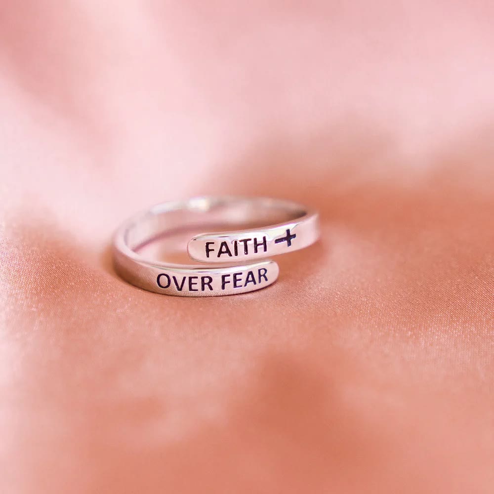 Christianartworkshop La foi plutôt que la peur : Bague minimaliste avec la Bible du Christ - Ajustable (Convient aux tailles américaines 6 à 13) - image 0