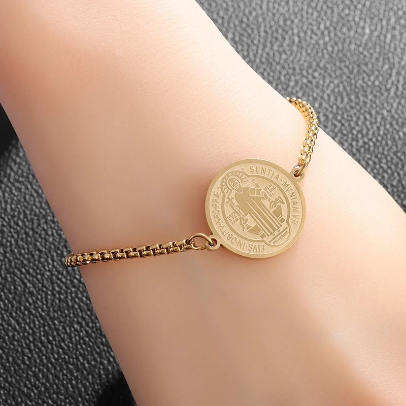 Bracelet ajustable avec médaille gravée de Saint Benoît, Christianartworkshop - image 1