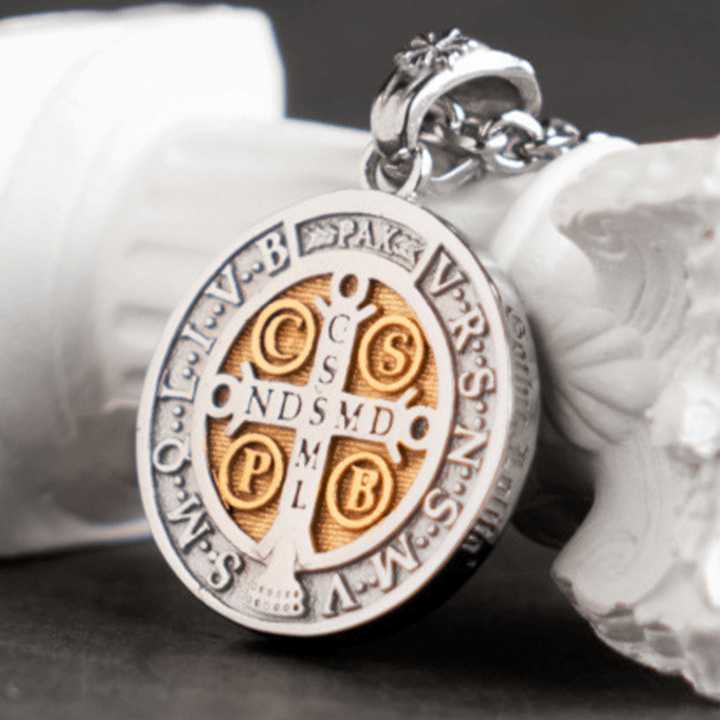 Collier en alliage Christianartworkshop Saint Benoît Bénédiction du foyer - image 1