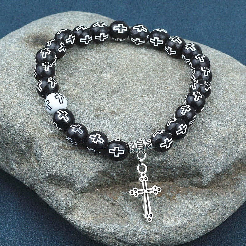 Bracelet en perles noires et blanches imprimées d'une croix, Christianartworkshop - image 1