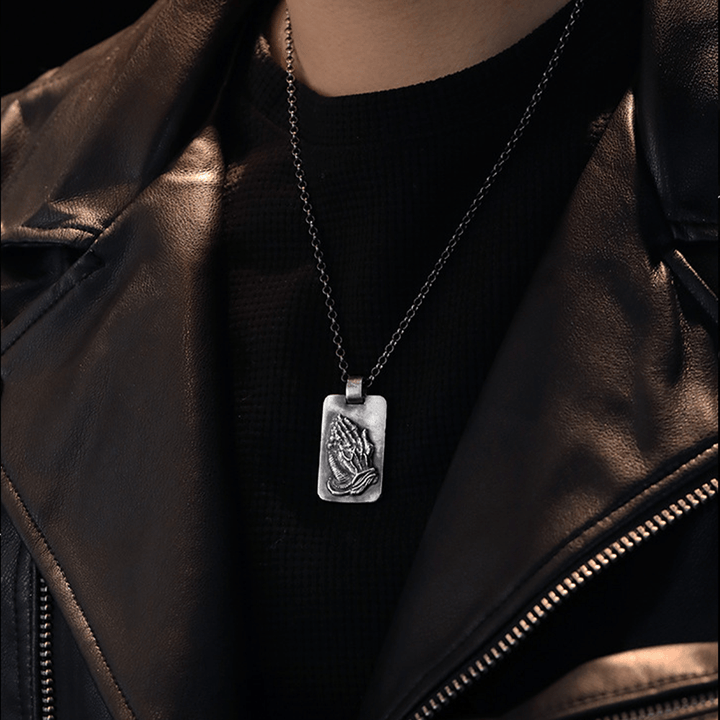 Christianartworkshop Collier rétro avec médaille argentée et mains jointes en prière, symbole de la foi - image 4