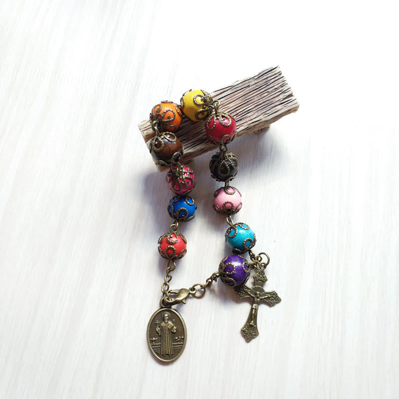 Bracelet en bois aux couleurs antiques avec saint Benoît et crucifix, créé par Christianartworkshop. - image 1