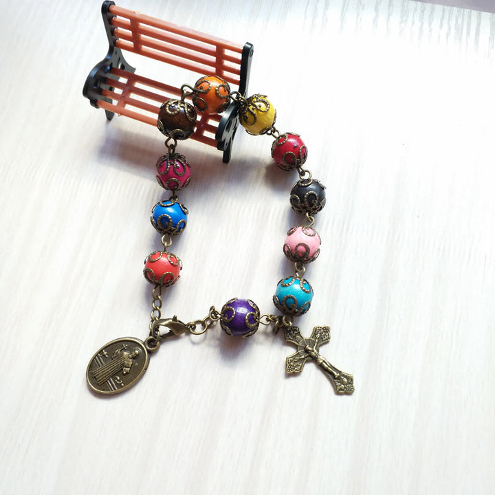 Bracelet en bois aux couleurs antiques avec saint Benoît et crucifix, créé par Christianartworkshop. - image 2