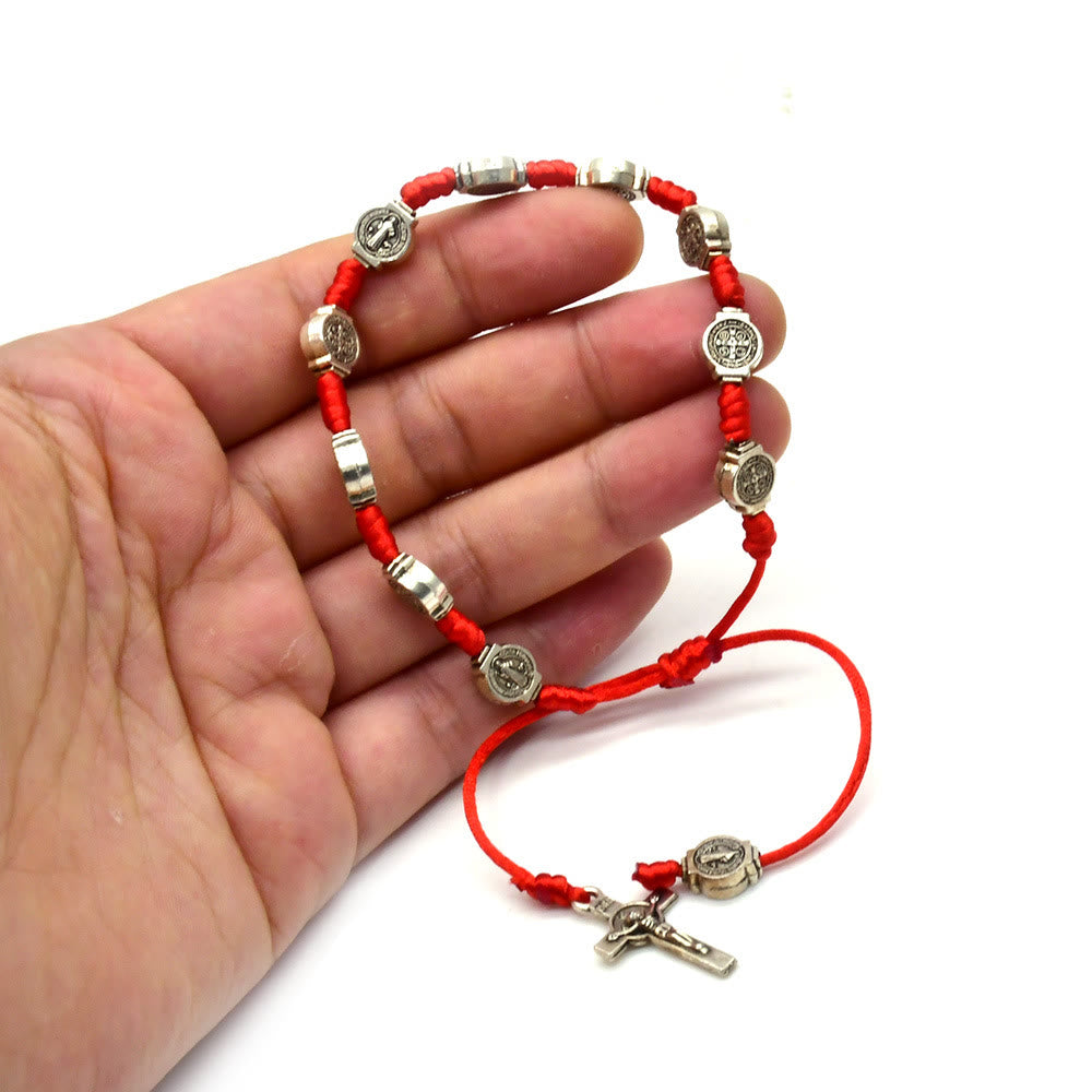 Bracelet amulette Saint Benoît en fil rouge noué, atelier d'art chrétien - image 1