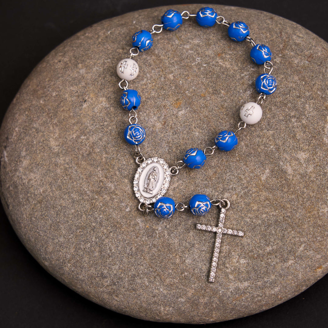 Bracelet chapelet en perles de rose et croix Notre-Dame de Guadalupe - Bleu - image 4