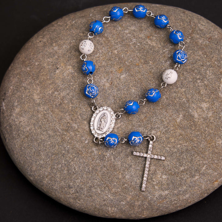 Bracelet chapelet en perles de rose et croix Notre-Dame de Guadalupe - Bleu - image 4