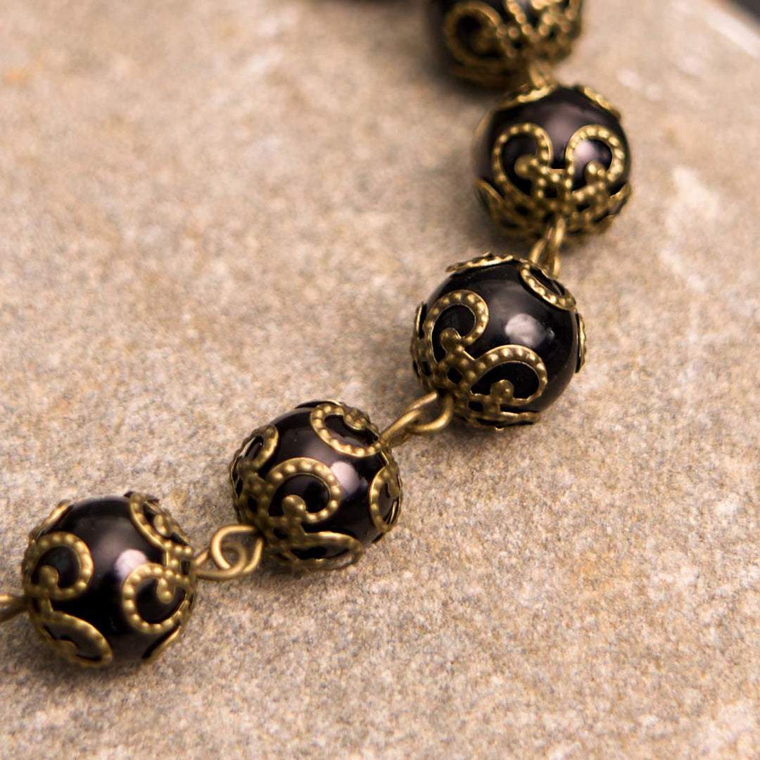 Bracelet chapelet rétro noir avec médaille de Saint Benoît et crucifix, fabriqué par Christianartworkshop - image 2