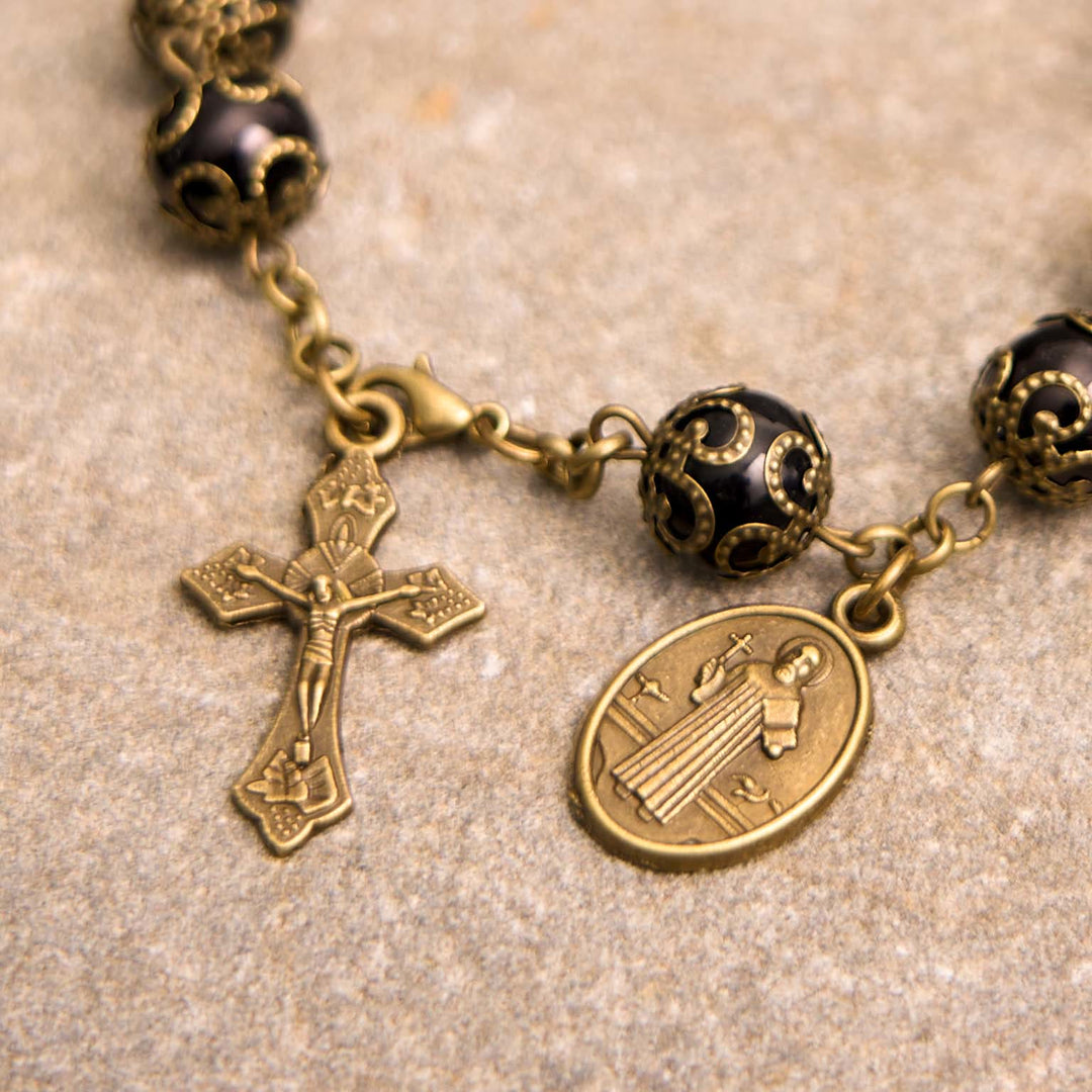 Bracelet chapelet rétro noir avec médaille de Saint Benoît et crucifix, fabriqué par Christianartworkshop - image 1