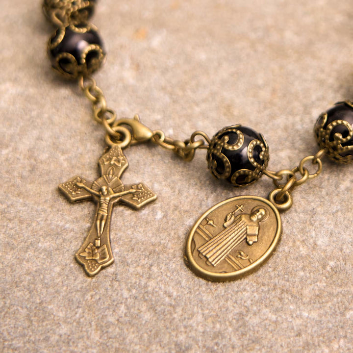 Bracelet chapelet rétro noir avec médaille de Saint Benoît et crucifix, fabriqué par Christianartworkshop - image 1