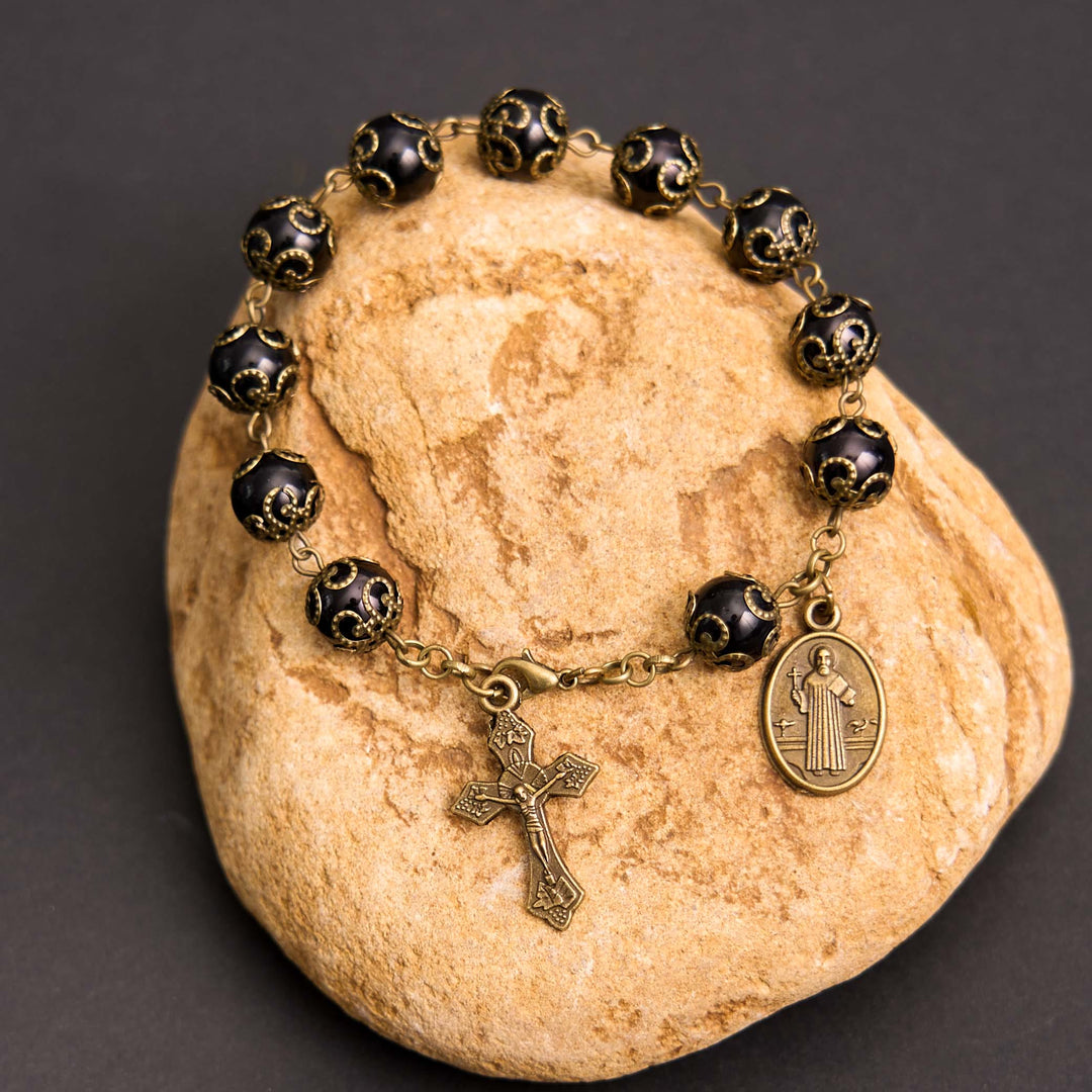 Bracelet chapelet rétro noir avec médaille de Saint Benoît et crucifix, fabriqué par Christianartworkshop - image 3