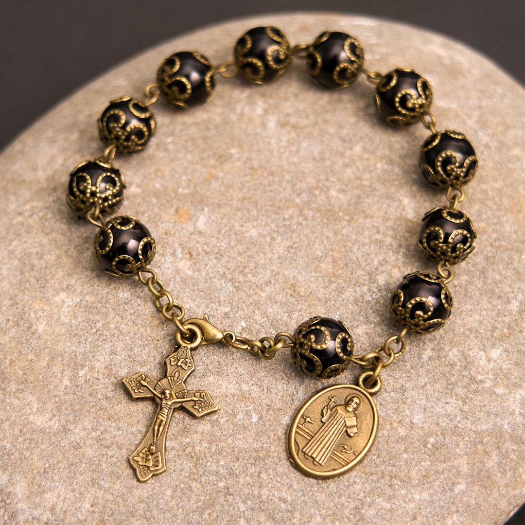 Bracelet chapelet rétro noir avec médaille de Saint Benoît et crucifix, fabriqué par Christianartworkshop - Noir - image 0