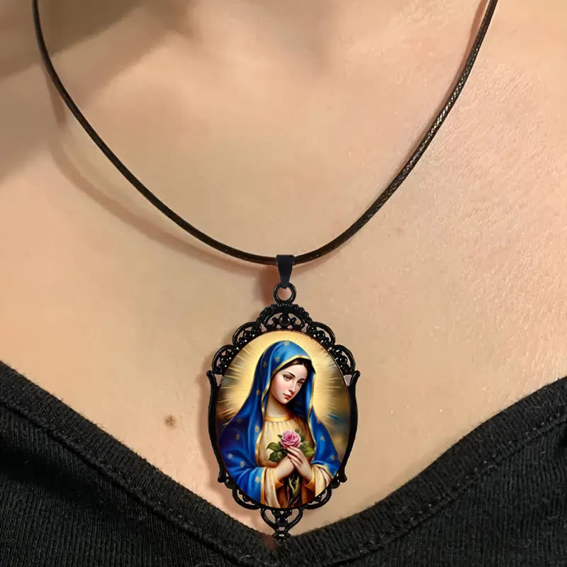 Christianartworkshop Collier vintage style gothique à bordure Notre-Dame de Guadalupe - image 1