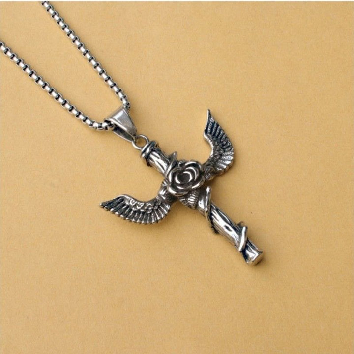 Christianartworkshop Collier en titane avec pendentif croix rose et ailes style rétro - Ailes de rose - image 0