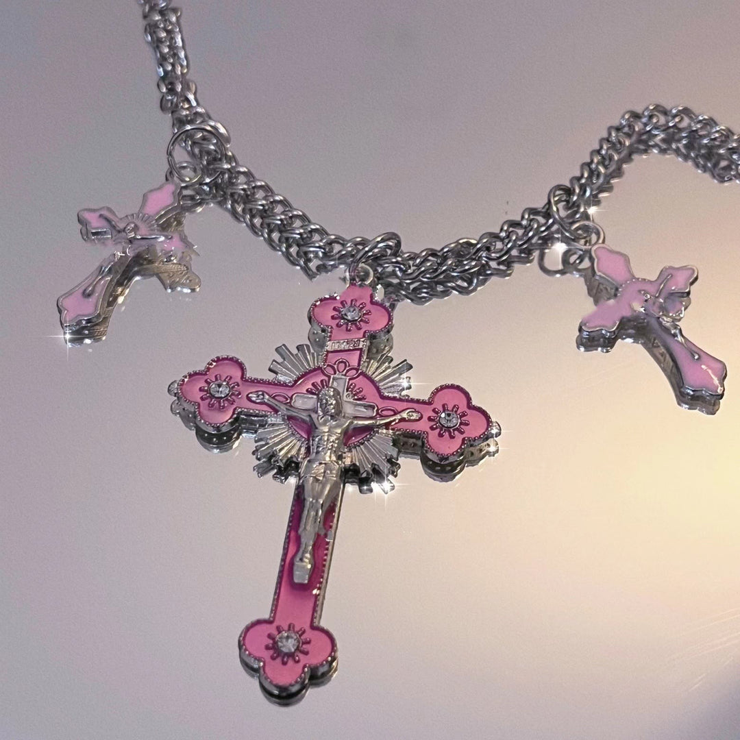 Christianartworkshop Collier à pendentif triple crucifix coloré de style classique - Rose - image 0
