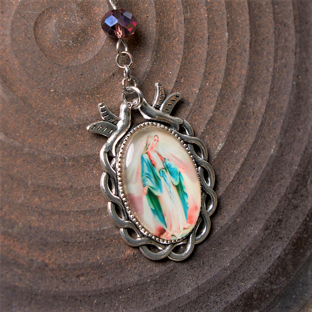 Christianartworkshop Chapelet en alliage de cristal violet avec pendentif polyèdre de 6 x 8 mm, orné du Saint-Esprit et de Notre-Dame de Grâce - image 4