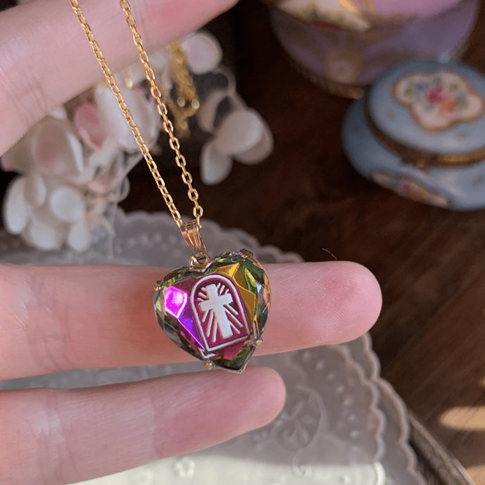 Christianartworkshop Collier en verre irisé en forme de cœur et de croix, style vintage, réalisé selon la technique de l'émaillage en intaille - Rose-orange - image 0
