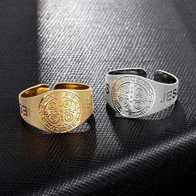 Bague ajustable en titane, style classique, avec le symbole de Jésus et de saint Benoît, signée Christianartworkshop - image 1