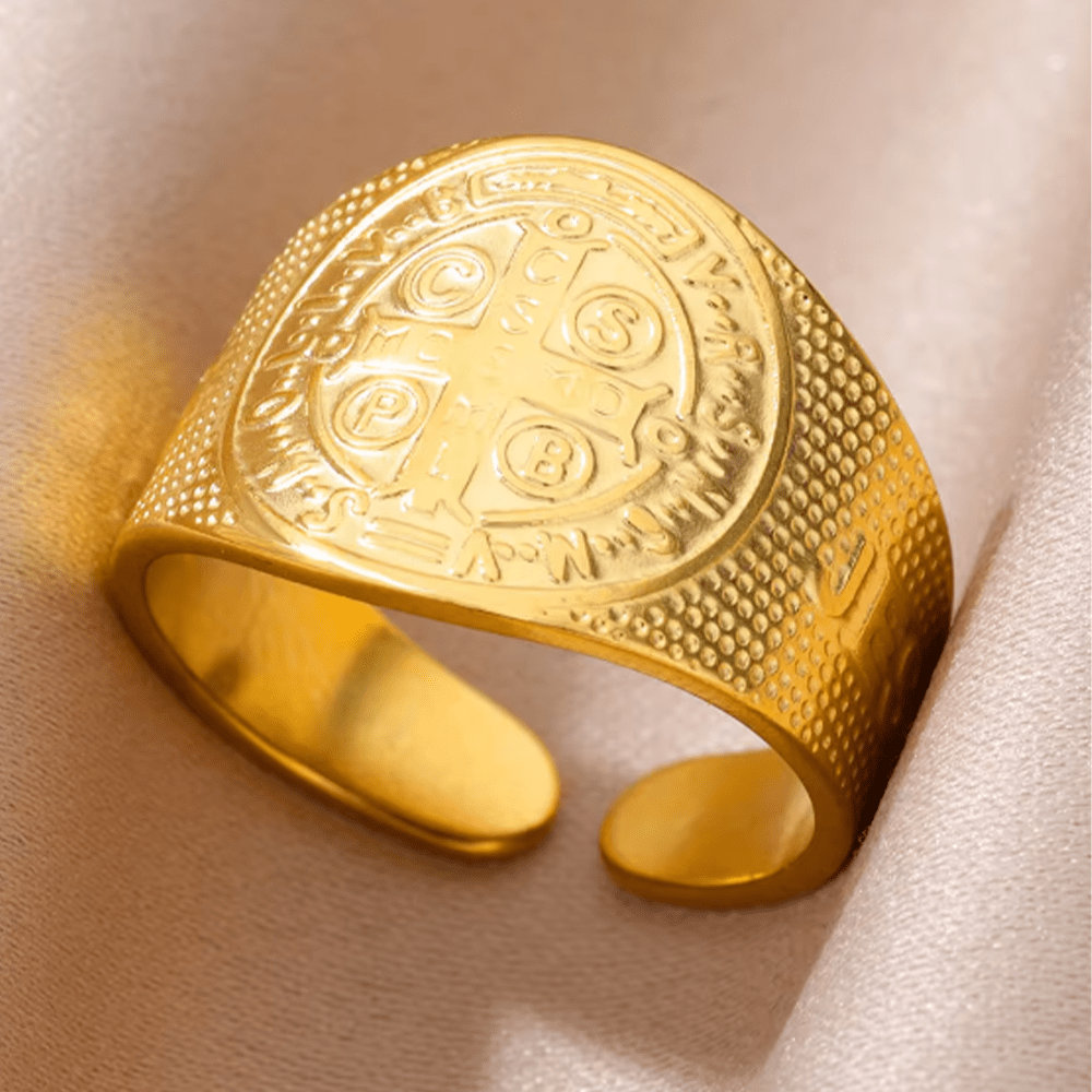 Bague ajustable en titane, style classique, avec le symbole de Jésus et de saint Benoît, signée Christianartworkshop - Doré (Convient aux tailles américaines 6 à 9) - image 0