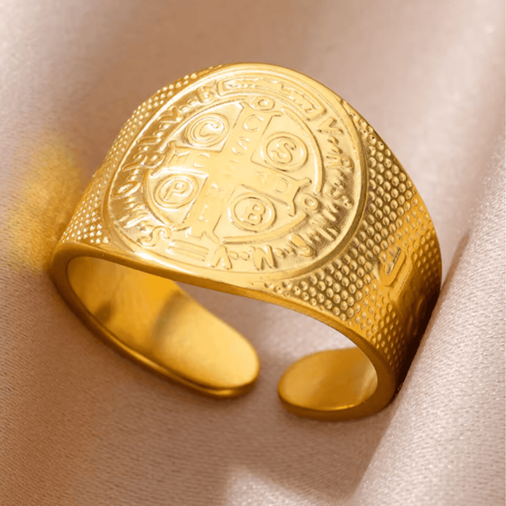 Bague ajustable en titane, style classique, avec le symbole de Jésus et de saint Benoît, signée Christianartworkshop - Doré (Convient aux tailles américaines 6 à 9) - image 0