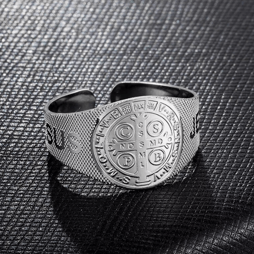 Bague ajustable en titane, style classique, avec le symbole de Jésus et de saint Benoît, signée Christianartworkshop - Argent (Convient aux tailles américaines 6 à 9) - image 2