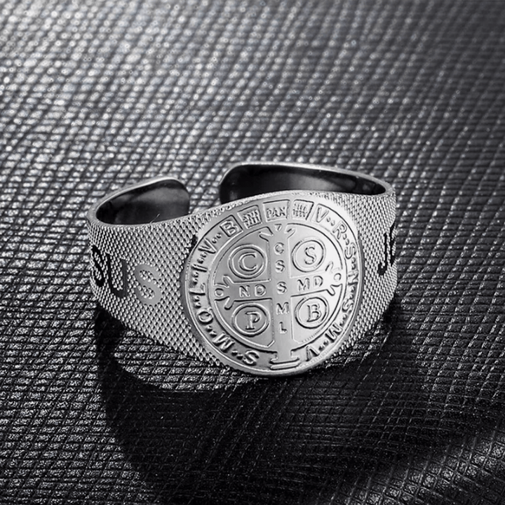 Bague ajustable en titane, style classique, avec le symbole de Jésus et de saint Benoît, signée Christianartworkshop - Argent (Convient aux tailles américaines 6 à 9) - image 2