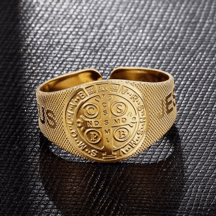 Bague ajustable en titane, style classique, avec le symbole de Jésus et de saint Benoît, signée Christianartworkshop - image 3
