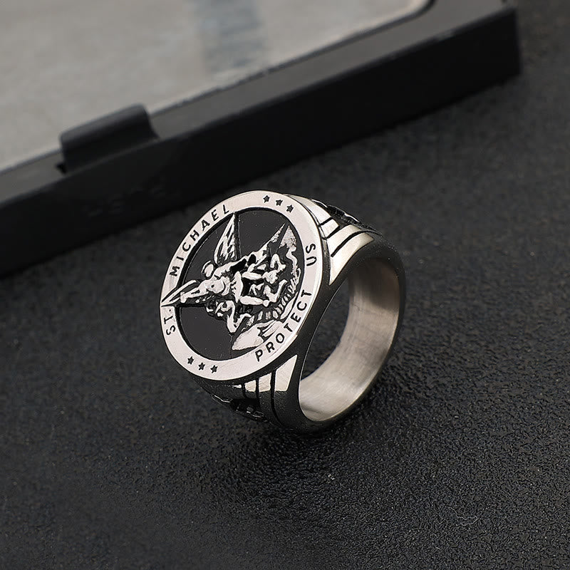 Bague en acier titane style rétro représentant l'archange Michel, signée Christianartworkshop - Argent - US 13 - image 3