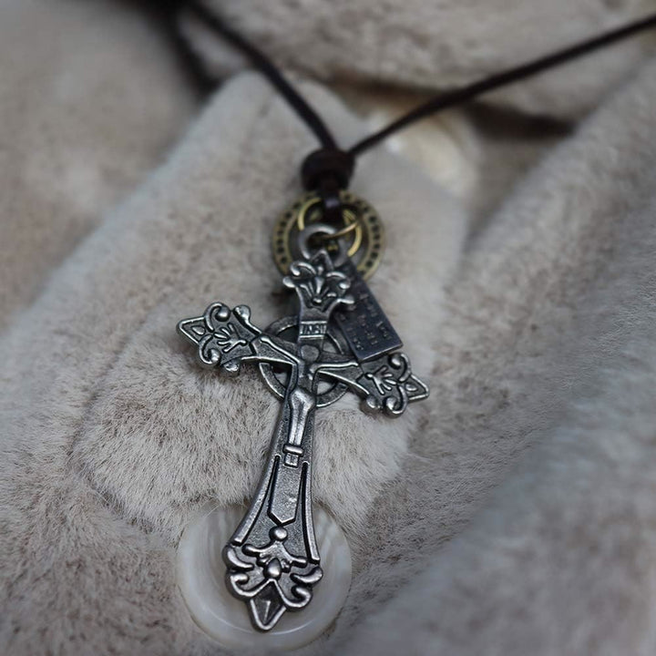 Christianartworkshop Collier pendentif crucifix style rétro classique en cuir et corde - image 9