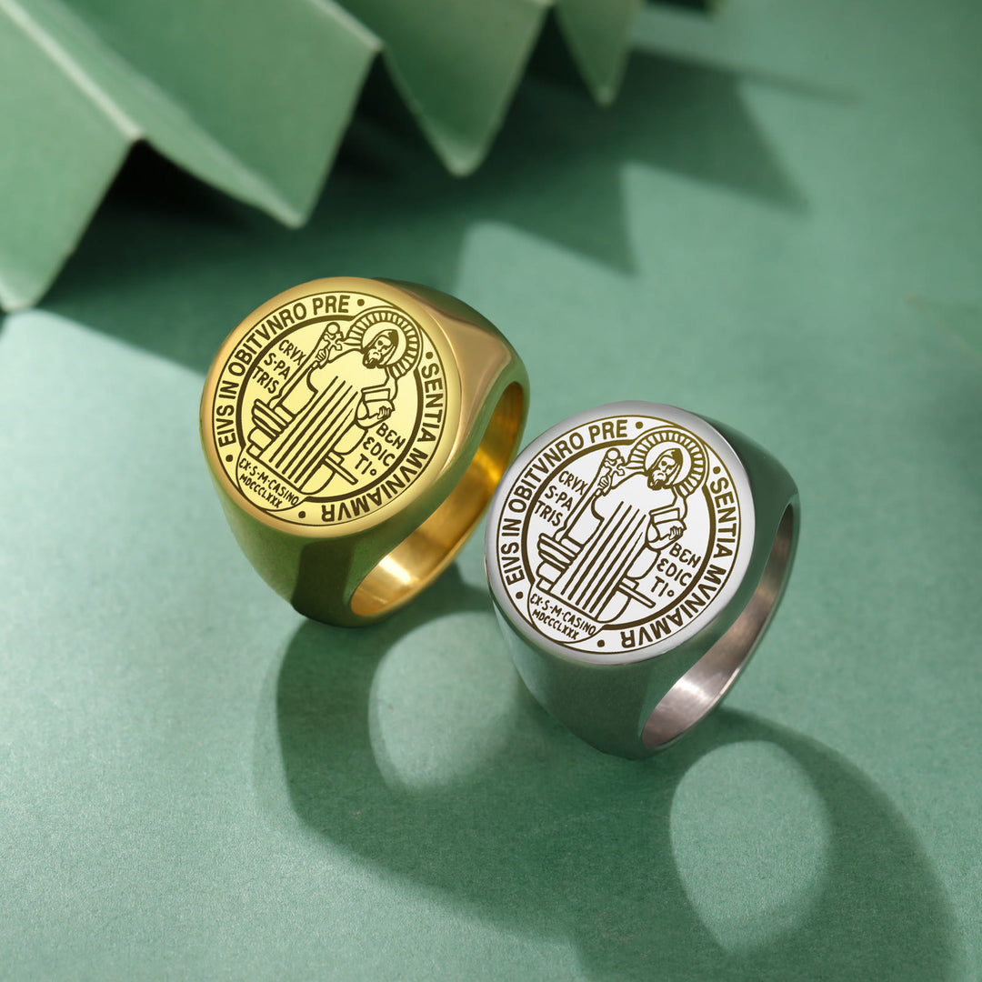 Bague en acier inoxydable gravée de la médaille de l'exorcisme de saint Benoît, style rétro-pop, par Christianartworkshop - Argent - US 8 - image 0