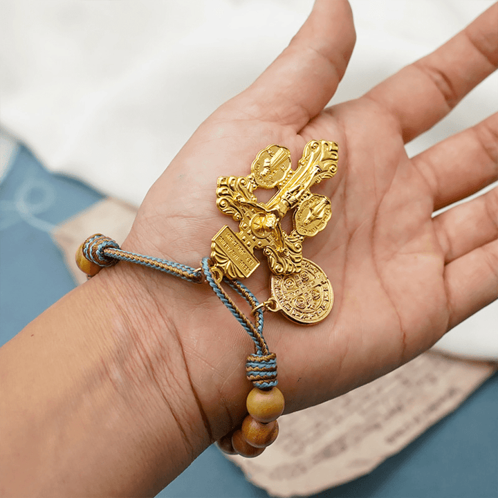 Christianartworkshop Médaille et crucifix de saint Benoît, chapelet rond de 10 mm en bois d'olivier doré avec cordon en nylon, pour pochette - image 4