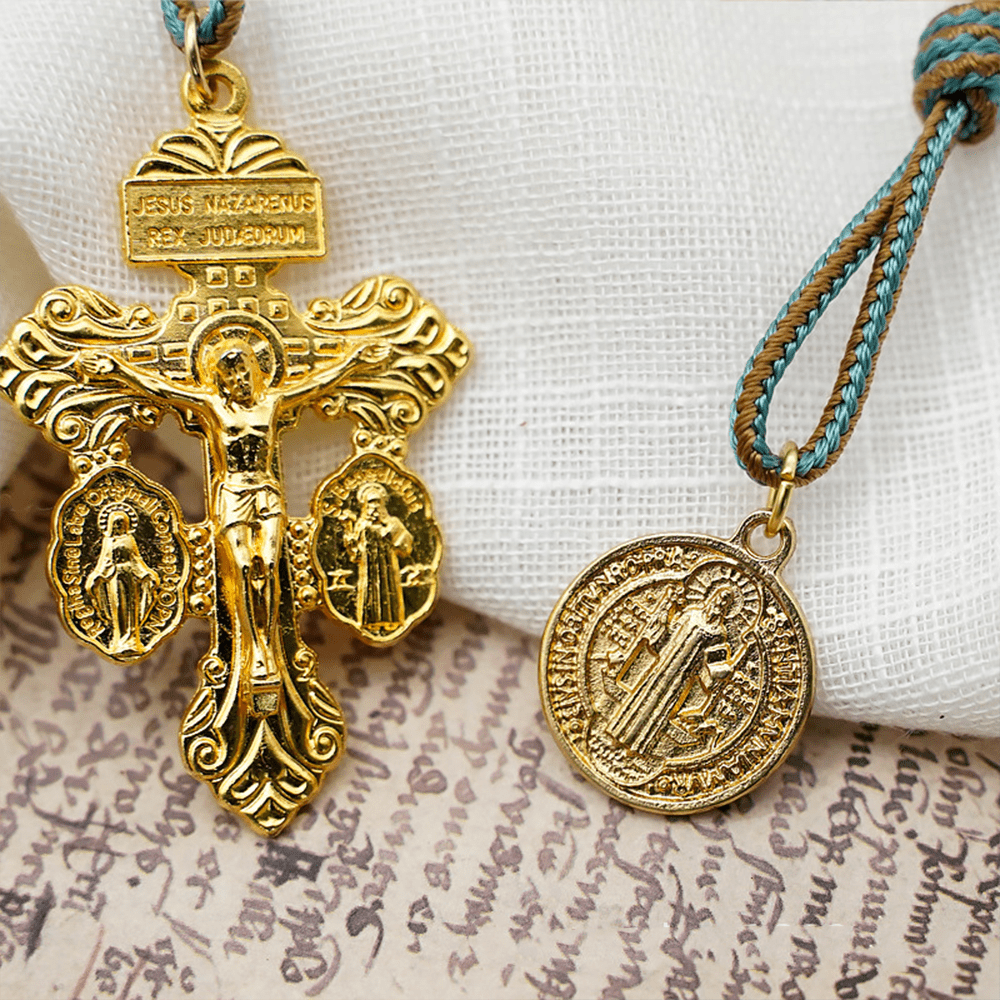 Christianartworkshop Médaille et crucifix de saint Benoît, chapelet rond de 10 mm en bois d'olivier doré avec cordon en nylon, pour pochette - image 3