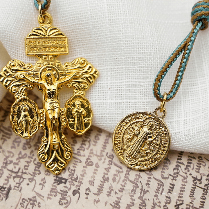 Christianartworkshop Médaille et crucifix de saint Benoît, chapelet rond de 10 mm en bois d'olivier doré avec cordon en nylon, pour pochette - image 3
