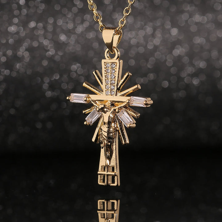 Christianartworkshop Collier pendentif crucifix léger et luxueux orné de diamants - image 1