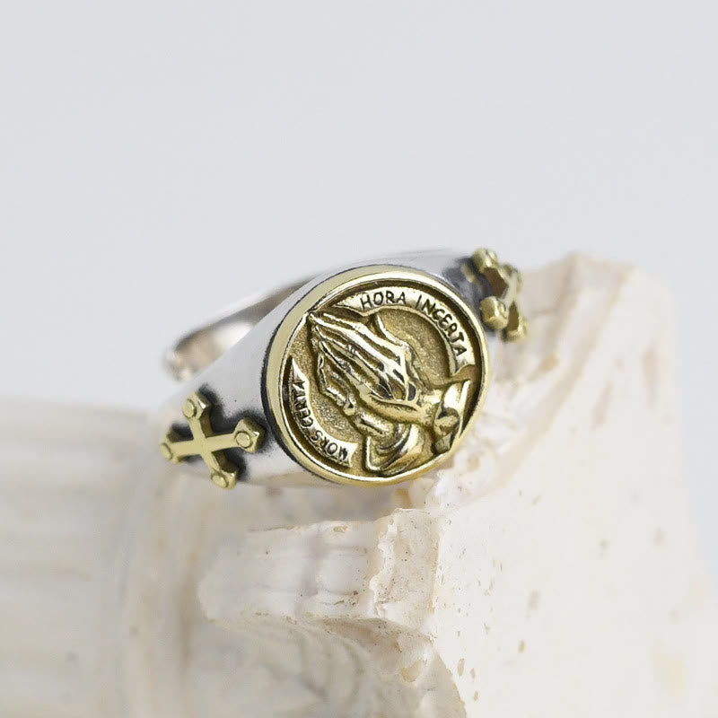Bague en titane style classique mains jointes en prière, Christianartworkshop - Ajustable (Convient aux tailles américaines 9 à 12) - image 0